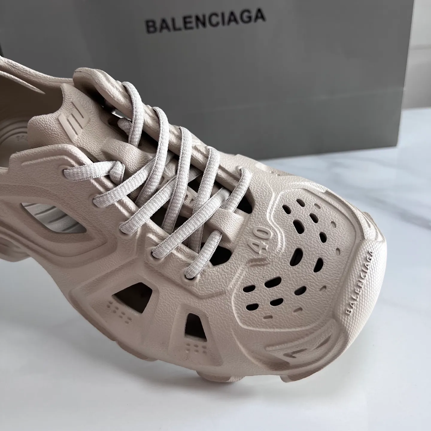 👟👟Ex-factory price 380👟👟 Balenciaga must-have beach shoes for summer: Men's and women's shoes are made of ultra-light 95% (injection molding) EVA plastic, 5% foam plastic foam cushioning material #Ultra-lightweight one-piece foam shoe mold ❗ New summer product, French high-end luxury brand - Balenciaga BALENCIAGA 3XL Rubber Low Top Sneakers 3XL version series summer beach wading versatile trendy lace-up casual sports hole sandals. Size: 35-46